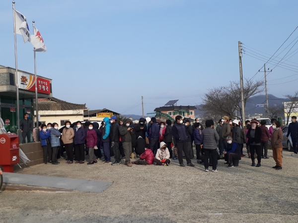 합천군은 코로나19가 확산됨에 따라 군민들에게 1인 1매의 마스크 총 40,400매를 배부했다.