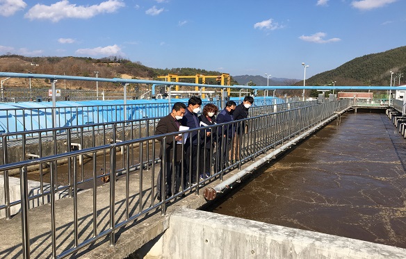 함양군상하수도사업소(소장 조영현)는 코로나19의 확산에 따라 재난사태에 대응하고 있는 공공하수처리시설의 운영·관리상황을 점검하고 격무시설 근무원들을 격려했다고 밝혔다.