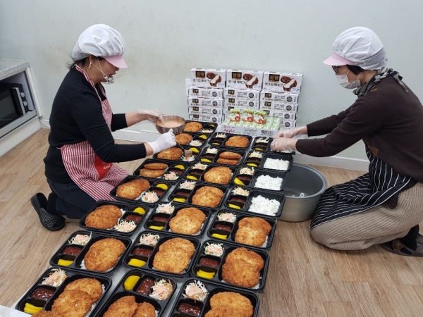 산청군 지역아동센터들이 돌봄 서비스 중단으로 센터를 이용하지 못하는 아동들에게 도시락을 배달하고 있다.