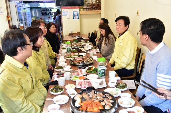 조규일 진주시장이 지난달 17일 코로나19 확진자가 다녀가 어려움을 겪고 있는 상대동 소재 식당을 찾았다고 12일 밝혔다.