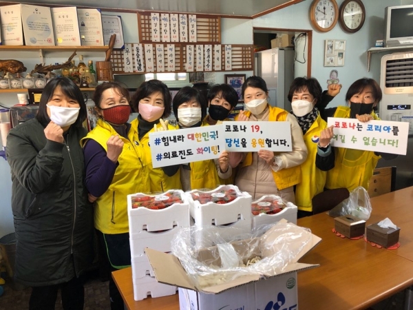 자원봉사단체 아름다운사람들(회장 이성순)은 12일 아이들둥지 그룹홈과 한울타리 공동생활가정 아동 30여 명에게 맛있는 먹거리(떡국․딸기) 나눔 행사를 실시했다.