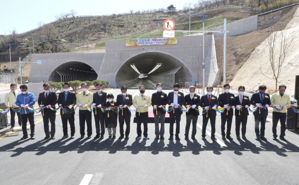 창원시(시장 허성무)는 20일 마산합포구 월영동 해안도로~가포신항(가포신항터널)을 연결하는 도로 개통식을 가졌다고 밝혔다.