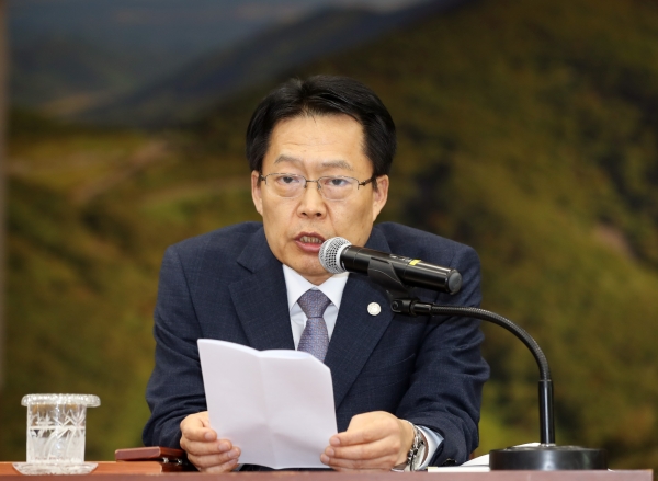 의령군에서는 전·현직 군수가 동시에 구속되는 초유의 사태가 발생함에 따라 신정민 부군수가 권한대행을 맡아 군을 이끌게 된다.
