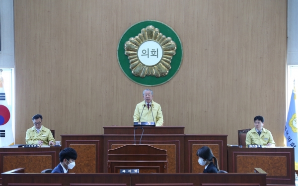 고성군의회(의장 박용삼)가 지난 2일 제252회 임시회를 열어 긴급 추가경정예산안 5891억 원을 최종 의결했다.