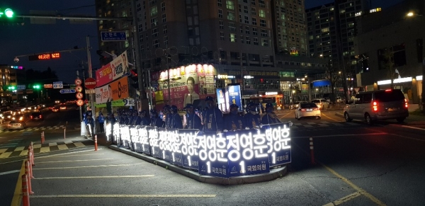 정영훈 후보는 진주 곳곳에서 LED 피켓을 이용해 어두운 거리를 밝히며 선거운동을 진행하고 있다.