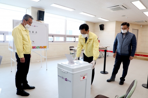 의령군은 21대 국회의원선거 및 의령군의원 보궐선거 사전투표를 하루 앞두고 관내 사전투표소 현장점검에 나섰다고 9일 밝혔다.