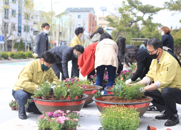 진주교육지원청은 지난 13일 코로나19 사태로 어려움을 겪고 있는 화훼농가를 돕기 위해 꽃심기 행사를 실시했다.