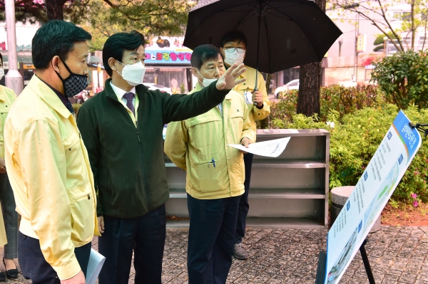 조규일 진주시장이 17일 남부어린이도서관 건립 현장을 방문하여 사업 전반에 대한 추진 상황을 점검했다.