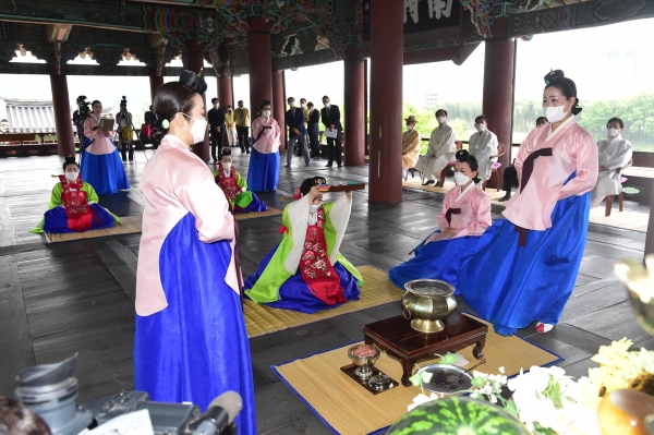 진주시는 지난 2일 오후 5시 진주성 내 촉석루에서 코로나19 확산 방지를 위해 제19회 진주논개제 행사규모를 대폭 축소하고 헌다례, 신위순행, 의암별제만 봉행했다고 3일 밝혔다.