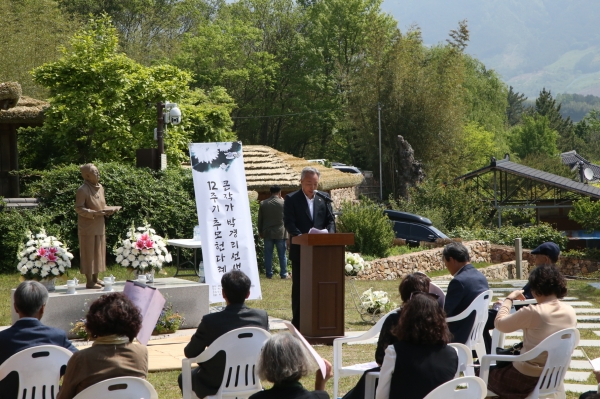 하동 악양면 평사리를 주요 배경지로 삼아 소설 '토지'를 집필한 ‘한국문학의 어머니’ 박경리 선생의 12주기를 맞아 추모 헌다례가 4일 박경리문학관에서 열렸다.