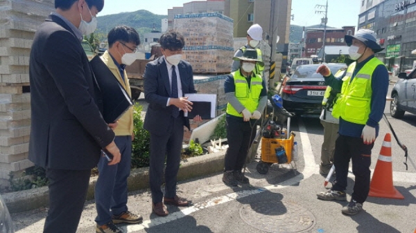 의령군은 지난 7일 2020년도 도로와 지하시설물 전산화 3차 사업을 위한 의령읍 일대 현장점검 및 안전교육을 실시했다고 밝혔다.