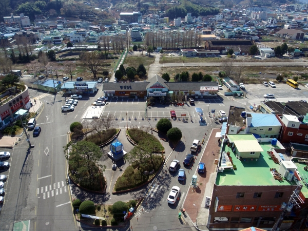 진주시는 안전하고 쾌적한 도시 교통여건 조성을 위하여 구)진주역 사거리 교차로 선형개선을 비롯하여 평거10호 광장, 진주교·진양교 등 상습 교통정체구간 개선사업에 박차를 가하고 있다.