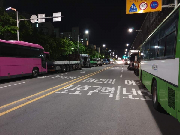 진주 평거동 인근에 대형화물차량들의 불법 주차로 인해 등학교를 하는 학생들에게 큰 위협이 되고 있는 실정이다.