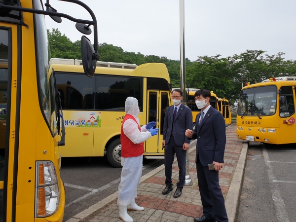 진주교육지원청은 지난 26일 코로나19 확산 방지를 위해 모든 유치원과 학교의 통학 차량 총 117대를 일괄 소독하였다.