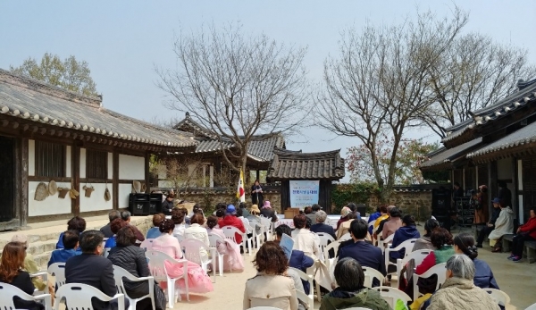 지리산과 섬진강 등 빼어난 하동지역의 자연경관을 주제로 30일 하동군 악양면 평사리에서 시낭송 애호가들이 한자리에 모여 시낭송 경연을 펼친다.