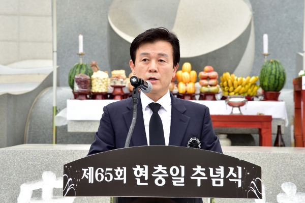 진주시(시장 조규일)는 6일 오전 10시 충혼탑에서 순국선열과 호국영령의 얼을 기리고 숭고한 호국정신을 추모하는‘제65회 현충일 추념식’을 거행했다고 밝혔다.