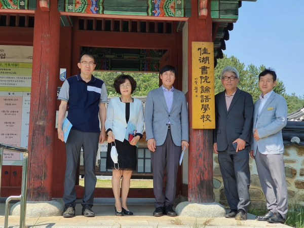 진주교육지원청(교육장 허인수)은 6월 호국보훈의 달을 맞아 진주시 이반성면 소재 가호서원을 방문하여