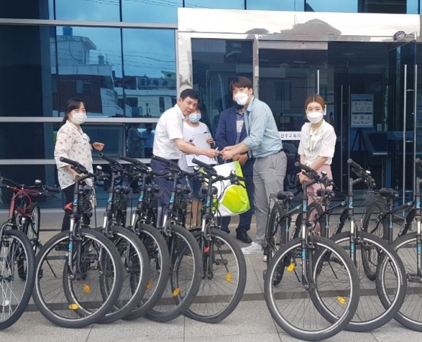 진주교육지원청은 지난 11일 청사 앞뜰에서 ‘건강 자전거 나눔의 행사’를 가졌다.