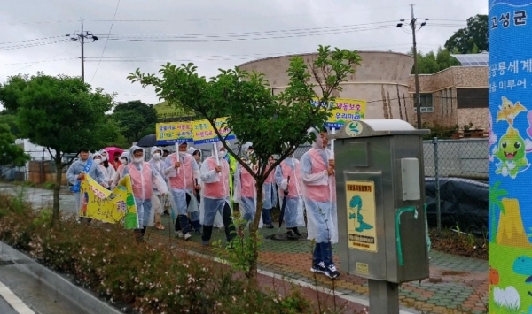 고성군 아동위원협의회(회장 조은희)에서는 지난 18일 아동학대예방 캠페인을 실시했다.