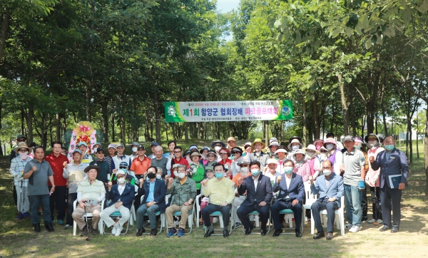 함양군은 22일 오전 10시 하림공원 파크골프장에서 파크골프 회원 등 100여명이 참석한 가운데 ‘제1회 함양군 협회장배 파크골프대회’를 개최했다.