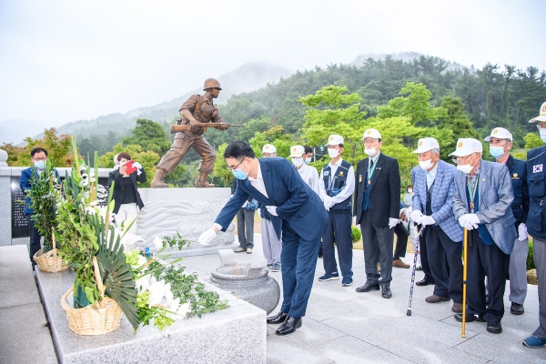 남해군은 지난 25일  6.25‧월남참전국가유공자기념탑을 참배하고, 나라를 위해 헌신한 6.25전쟁 참전유공자를 추모했다.