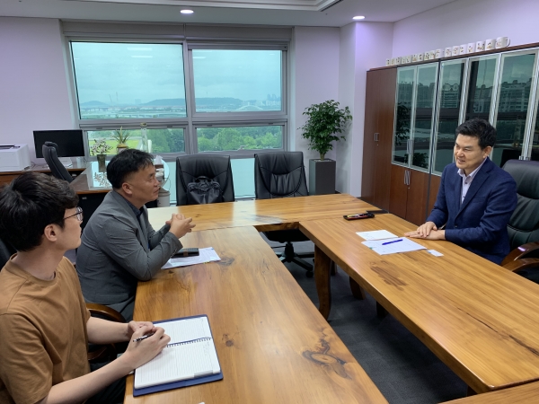 함양군은 지난 25일 국회의원회관에서 산청·함양·거창·합천 지역구 김태호 국회의원을 만나 현행 건축법의 개정 발의를 건의하였다고 29일 밝혔다.