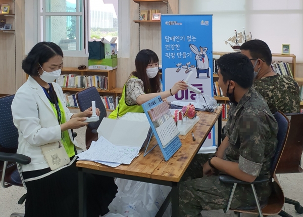 창녕군(군수 한정우)은 특수한 환경 내 흡연예방과 금연기회 제공을 위해 지난 3일 육군 제8611부대 장병 30여명을 대상으로 ‘찾아가는 군부대 이동 금연클리닉’을 실시했다