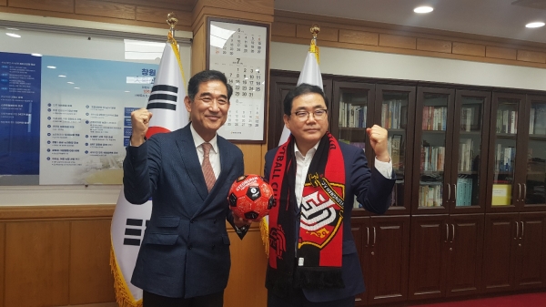 창원시(시장 허성무)는 6일 시청에서 박진관 경남FC 대표이사와 경남도민 프로축구단의 발전을 위한 지원 방안을 모색했다고 밝혔다.