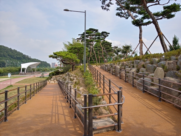 진주시는 칠암동 남가람 문화거리에서 남강 칠암둔치로 이어지는 곳에 보행로를 설치했다.