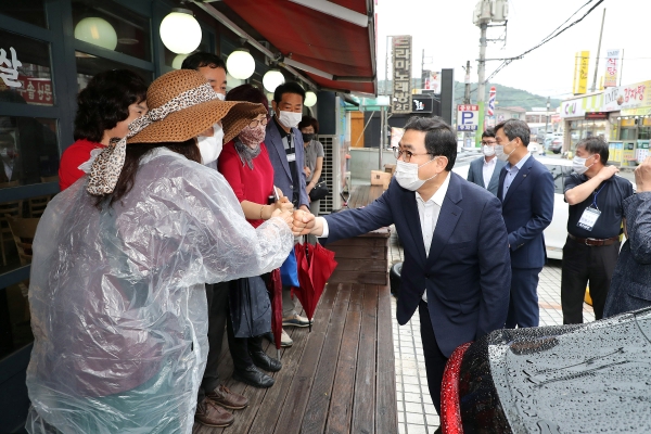 허성무 창원시장은 9일 의창구 명곡상점가에서도 열린 ‘골목 소상공인 한마당 행사’에 참가해 지역상권활성화를 위해 발벗고 나섰다.