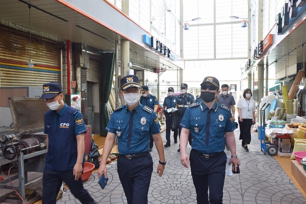 진주경찰서는 16일 장대동 소재 지하상가 공중화장실 및 논개시장 환경개선 지역을 순찰하며 방범진단 및 홍보활동을 실시하였다.