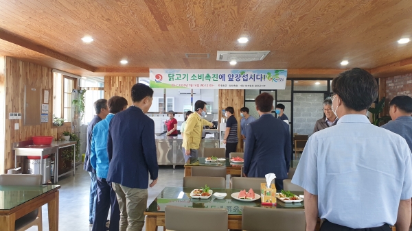 양계협회 합천군지부는 초복을 맞아 7월16일 합천군농업기술센터 제1청사 및 제2청사에 닭고기 소비촉진행사 일환으로 삼계탕용 닭 150수를 전달했다.