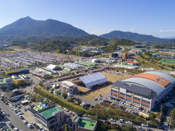 산청군이 올해 가을 예정된 산청한방약초축제 기간을 기존 17일에서 10일로 대폭 축소해 개최를 추진한다.