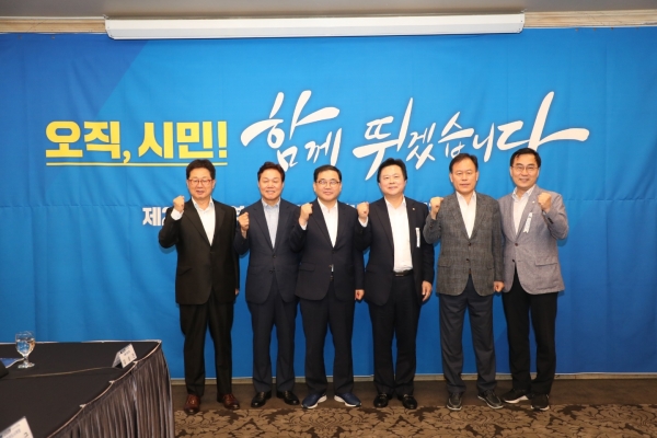 창원시와 지역 국회의원들이 24일 정책간담회를 통해 첫 상견례를 가졌다.