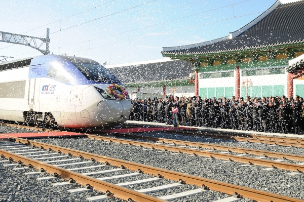 진주시는 코로나19로 인하여 서울 김포 노선의 항공기 운항 중단과 이후 감편 운항에 따른 진주지역 서울 이용객들의 불편을 해소하고 진주혁신도시 공공기관 종사자들의 출ㆍ퇴근 시간대 KTX 증편 요구에 부응하기 위하여 KTX(서울~진주) 증편을 추진하고 있다.