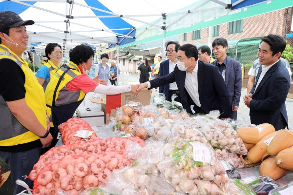 창원시(시장 허성무)는 25일 코로나19로 농산물 판로에 어려움을 겪고 있는 지역 농업인을 위해 ‘창원농산물 주말 직거래장터’를 개장했다고 밝혔다.