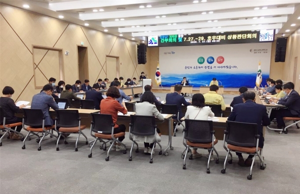 함양군이 폭우로 인해 인명피해가 발생한 뒤에야 집중호우에 대비하여 긴급 점검회의를 개최하는 등 늦장 대응으로 비난을 받고 있다.