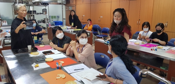 경상남도농업기술원이 식생활, 요리, 치유 프로그램 운영 사업장의 질적 서비스를 향상시키기 위해 ‘2020년 전통식문화계승교육(푸드심리상담사양성과정)’을 진행하고 있다.