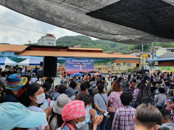 산청군과 산청시장·덕산시장번영회는 코로나19의 영향으로 어려움을 겪는 골목상권에 활력을 불어넣기 위해 ‘골목소상공인 한마당’ 행사를 기획했다