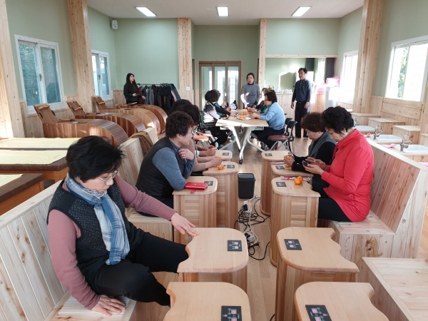 남해군 남면에 위치한 남구체험휴양마을은 숙박, 식당, 주차시설은 물론 족욕, 반신욕, 온찜질 등 치유체험을 할 수 있는 체험관, 건강상태를 측정할 수 있는 치유과학실이 한 공간에 있어 효율적으로 이용할 수 있다.