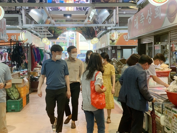 함양군은 코로나19의 여파로 방문객이 줄고, 매출이 감소하여 어려움을 겪고 있는 지역 전통시장 및 음식점 등 소상공인들을 돕기 위해 '시장가는 날'을 정해 운영하고 있다.