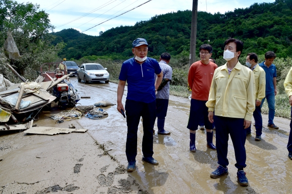 지난 7일과 8일 진주지역에 집중호우가 내린 가운데 조규일 진주시장은 9일 오전 내동면 양옥마을 이재민 임시거주시설인 삼계경로당을 방문해 이재민들의 고충을 청취하고 위로했다.