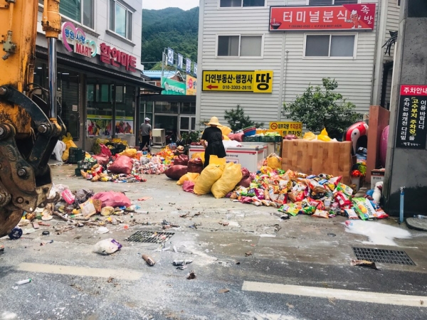 지난 7~8일 집중호우로 화개장터가 침수되는 등 큰 피해를 본 하동군 수해지역의 응급복구 작업이 14일께 마무리 될 것으로 보인다.