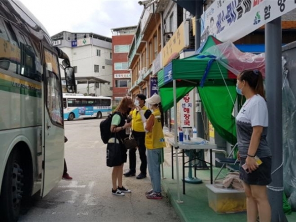 함양군이 수도권 발 코로나19의 전국적인 확산 분위기에 따른 2단계 방역수칙 집중 홍보기간을 운영했다.