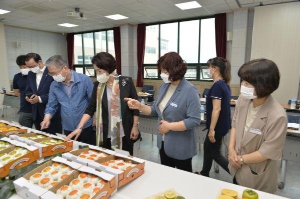 경상남도농업기술원은 지난 16일 오후 2시 단감연구소에서 경남 도(道)가 육성한 단감 신품종 ‘올누리’ 에 대한 현장품평회를 개최했다.