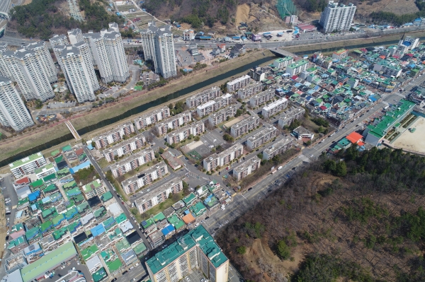 진주시 이현주공아파트 재건축사업의 시공자 선정을 위한 정기총회가 지난 19일 충무공동에서 개최되어 H-CLASS사업단(현대건설+한화건설)으로 결정되었다.