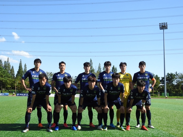 진주시민축구단이 지난 19일 2020 K4리그 18라운드 시흥시민축구단과의 원정경기에서 2 대 1로 승리하며 리그 3연승과 7경기 무패 행진을 이어갔다.