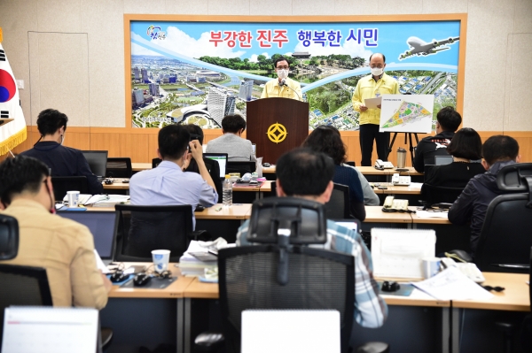 진주시가 25일 그동안 이슈가 되어왔던 신진주역세권 2지구 분양을 두고 정부의 법 해석 결과 “전국 경쟁입찰 방식으로 할 수 밖에 없다”고 밝혔다. 다만 지역경제 활성화를 위해 공사 과정에서 만큼은 지역업체를 50%이상 참여시킬 예정이다.