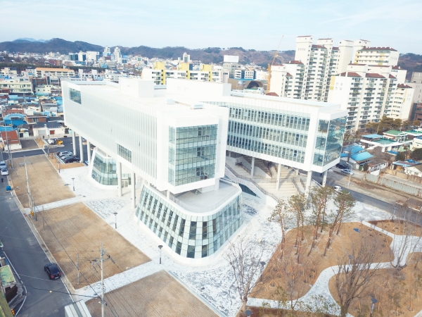 진주시는 도심형 첨단산업 육성을 위해 건립된 진주지식산업센터에 입주할 기업을 다음달 15일까지 추가모집 한다.