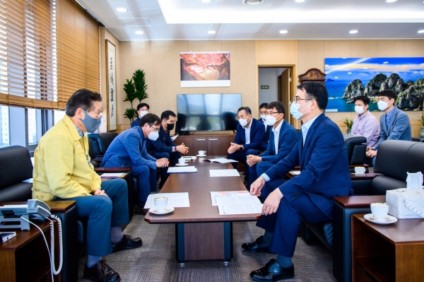 장충남 남해군수가 지난 6일 오후 원주혁신도시에 있는 국립공원공단을 방문해 ‘국립공원 구역조정’과 관련한 남해군의 입장을 전달했다고 7일 밝혔다.